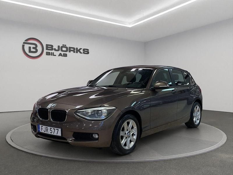 Brun Begagnad 2014 BMW 116 Halvkombi | 88 500 kr (Bra pris) - Bild 1/4