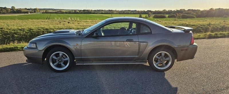 Grå Begagnad 2001 Ford Mustang GT Sportkupé | 95 000 kr (Lite dyr) - Bild 1/4