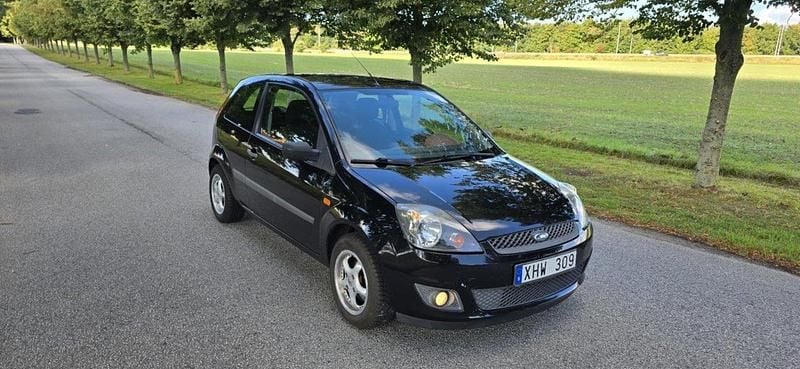 Svart Begagnad 2006 Ford Fiesta Halvkombi | 25 999 kr (Marknadspris) - Bild 1/4
