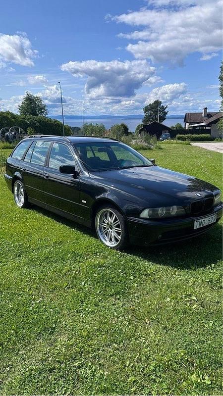 Svart Begagnad 2003 BMW 520 Kombi | 29 000 kr (Marknadspris) - Bild 1/4