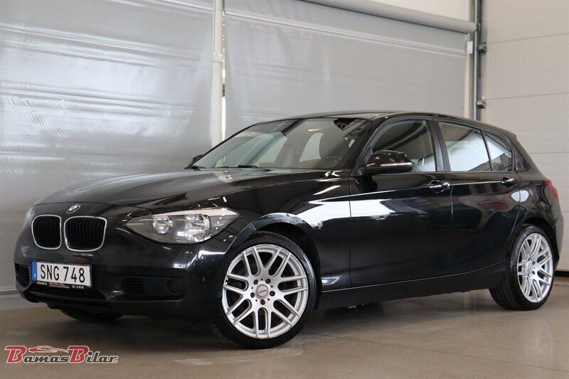 Svart Begagnad 2012 BMW 120 Halvkombi | 99 900 kr (Marknadspris) - Bild 1/4