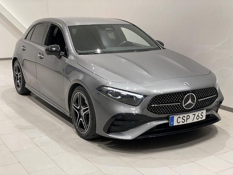 Mörkgrå (mgrå) Begagnad 2023 Mercedes A220 AMG line Halvkombi | 369 900 kr - Bild 1/4