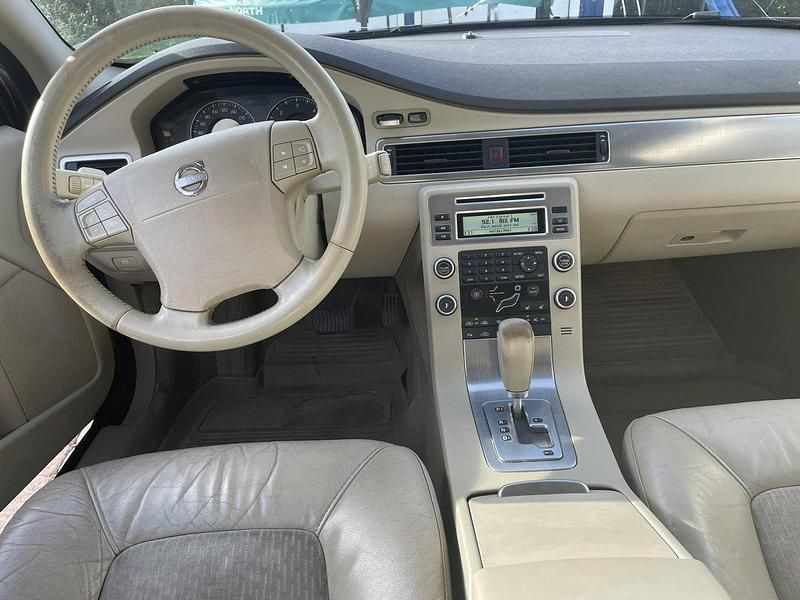 Begagnad Volvo V70 Momentum 185 HK (136 kW) 2008 Grå Kombi