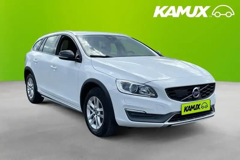 Vit Begagnad 2016 Volvo V60 CC Momentum Kombi | 209 700 kr (Bra pris) - Bild 1/4