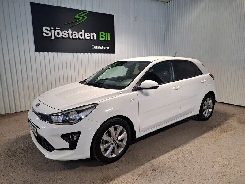 Vit Begagnad 2021 Kia Rio Halvkombi | 169 900 kr (Marknadspris) - Bild 1/4
