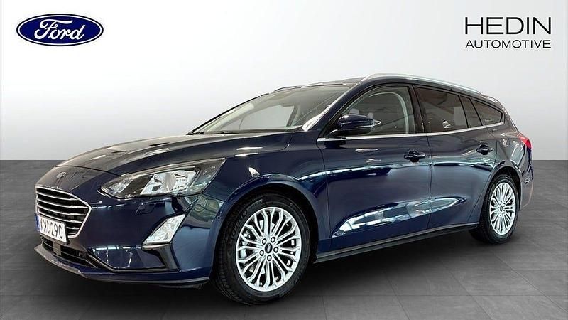 Blå Begagnad 2020 Ford Focus Titanium Kombi | 174 900 kr (Marknadspris) - Bild 1/4