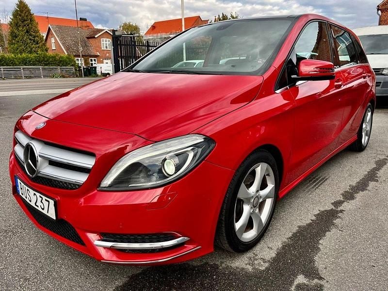 Begagnad Mercedes B180 122 HK (89 kW) 2014 Röd Minibuss