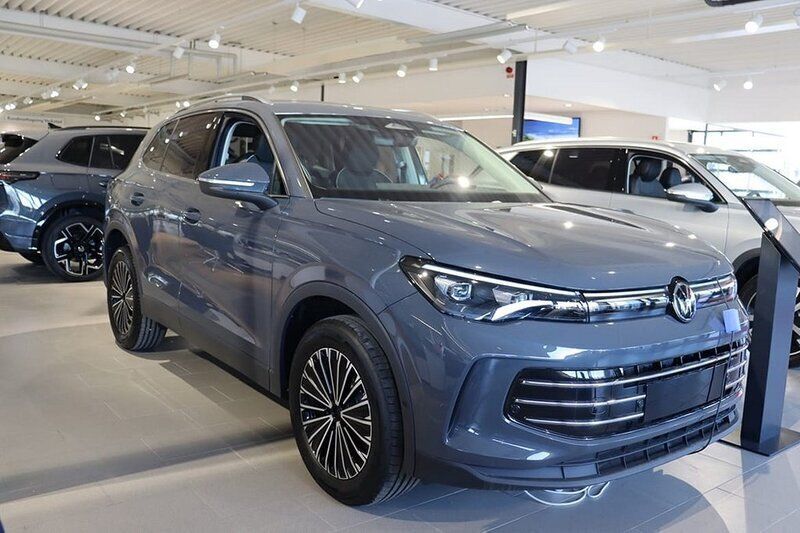 Grå Ny 2025 VW Tiguan Elegance SUV | 520 600 kr (Marknadspris) - Bild 1/4