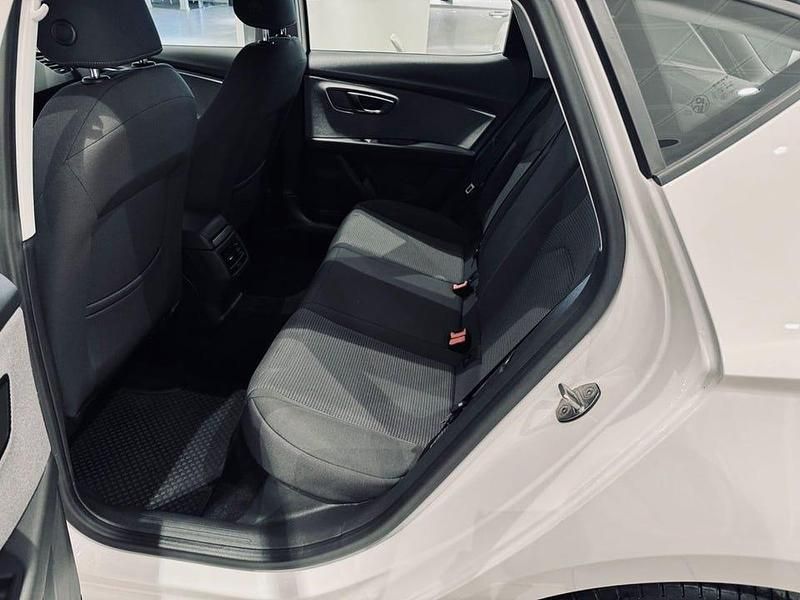 Begagnad Seat Leon Style 131 HK (96 kW) 2020 Vit Halvkombi