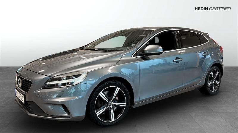 Grå Begagnad 2018 Volvo V40 R-Design Halvkombi | 179 900 kr (Marknadspris) - Bild 1/4