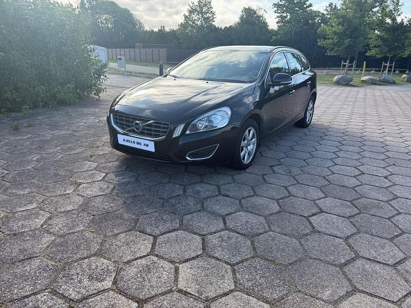 Svart Begagnad 2012 Volvo V60 Momentum Kombi | 117 000 kr (Marknadspris) - Bild 1/4