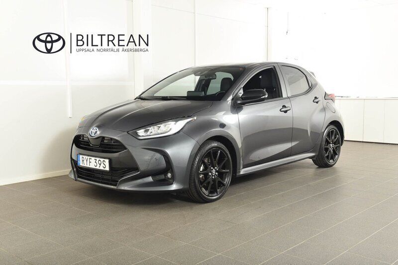 Mörkgrå Begagnad 2022 Toyota Yaris Hybrid Style Halvkombi | 229 800 kr (Marknadspris) - Bild 1/4