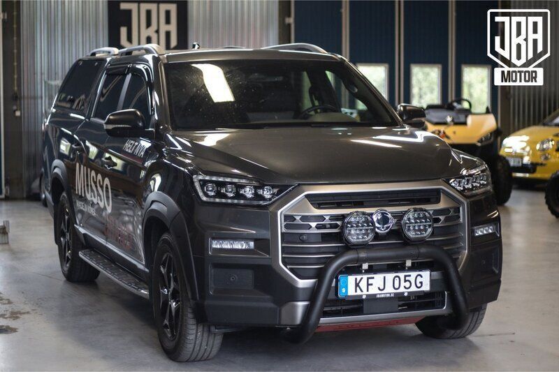 Grå Begagnad 2024 Ssangyong Musso Van | 609 000 kr - Bild 1/4