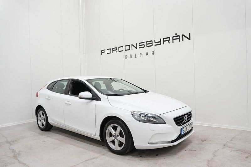 Vit Begagnad 2013 Volvo V40 Kombi | 99 800 kr (Marknadspris) - Bild 1/4