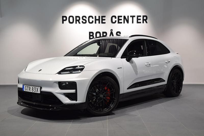 Ljusgrå (white) Ny 2025 Porsche Macan Turbo SUV | 1 610 400 kr - Bild 1/4