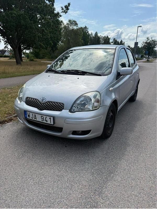 Silver Begagnad 2004 Toyota Yaris Halvkombi | 17 999 kr (Marknadspris) - Bild 1/4