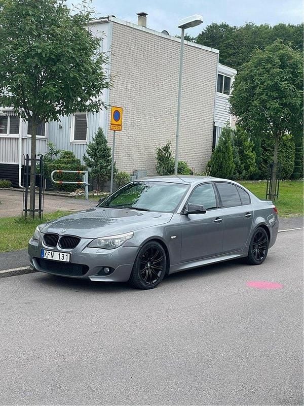 Grå Begagnad 2010 BMW 520 M Sport Sedan | 99 900 kr (Marknadspris) - Bild 1/4
