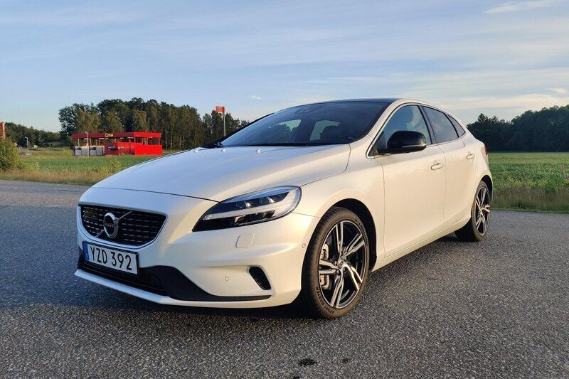 Vit Begagnad 2018 Volvo V40 R-Design Kombi | 239 900 kr (Marknadspris) - Bild 1/4
