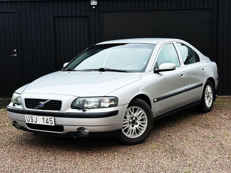 Silver Begagnad 2004 Volvo S60 Business Edition Sedan | 34 900 kr (Marknadspris) - Bild 1/4
