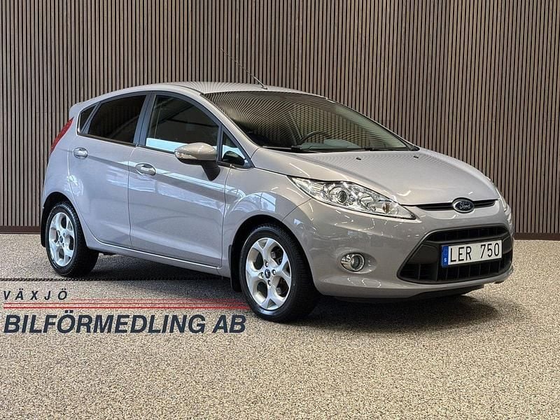Grå Begagnad 2011 Ford Fiesta Titanium Halvkombi | 79 000 kr (Dyr) - Bild 1/4
