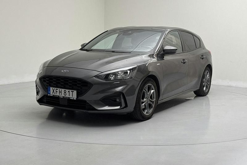 Grå Begagnad 2020 Ford Focus ST-Line | 148 800 kr (Marknadspris) - Bild 1/4