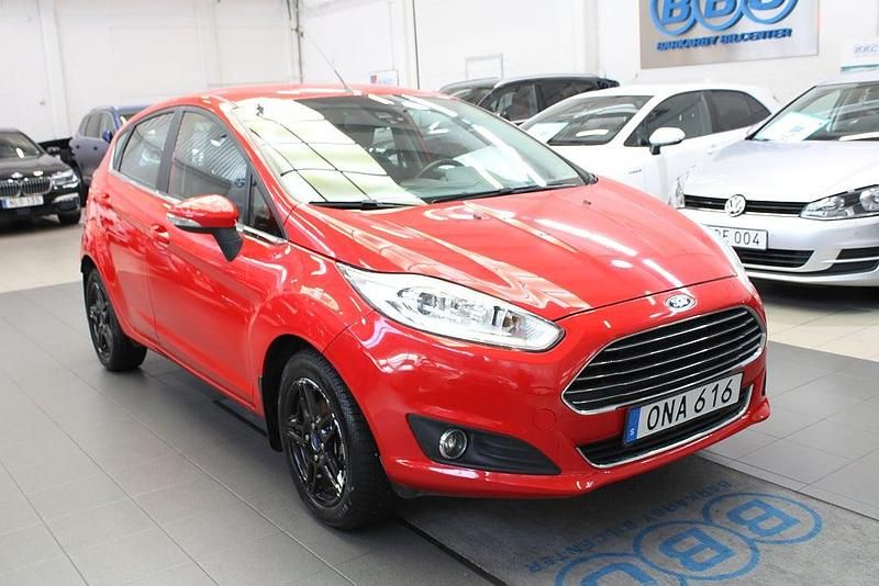 Begagnad Ford Fiesta Titanium 81 HK (59 kW) 2014 Röd Halvkombi