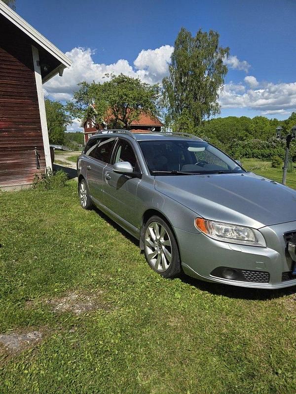 Silver Begagnad 2013 Volvo V70 Kombi | 65 000 kr (Bra pris) - Bild 1/4