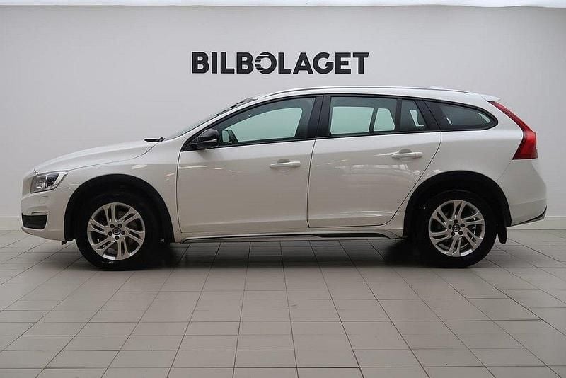 Vit Begagnad 2017 Volvo V60 CC Standard Kombi | 209 800 kr (Marknadspris) - Bild 1/4