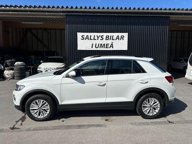 Vit Begagnad 2021 VW T-Roc SUV | 249 900 kr (Marknadspris) - Bild 1/4