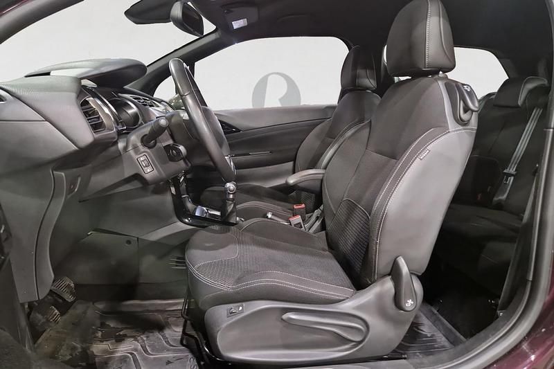 Begagnad DS Automobiles DS3 2017 Flerfärgad Halvkombi