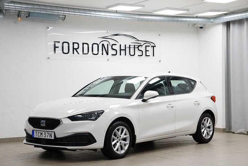 Vit Begagnad 2022 Seat Leon Style Halvkombi | 169 900 kr (Marknadspris) - Bild 1/4