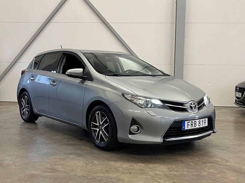 Ljusgrå Begagnad 2015 Toyota Auris Edition Halvkombi | 89 900 kr (Marknadspris) - Bild 1/4