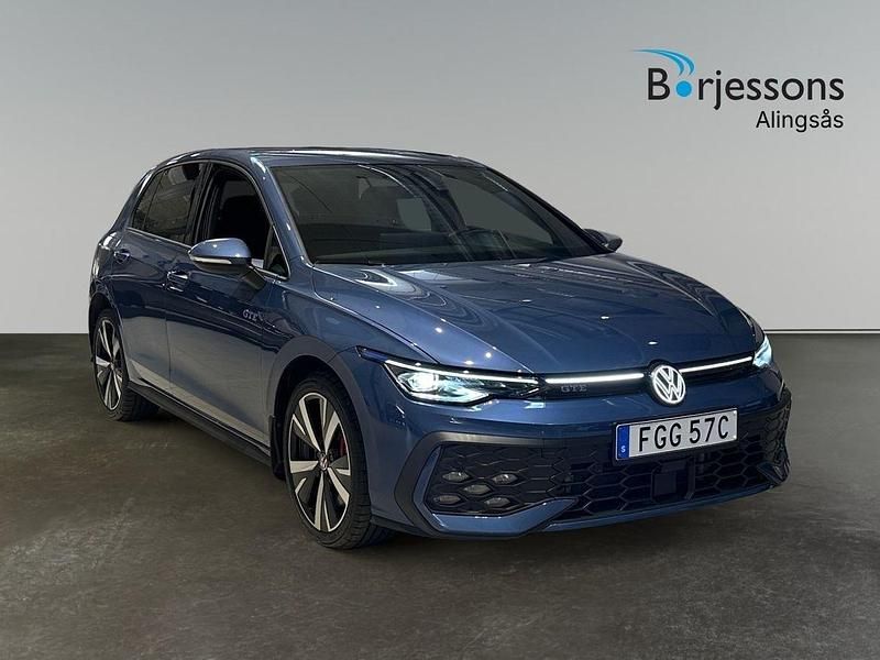 Mörkblå (blå) Begagnad 2024 VW Golf VIII GTE Halvkombi | 454 900 kr - Bild 1/4