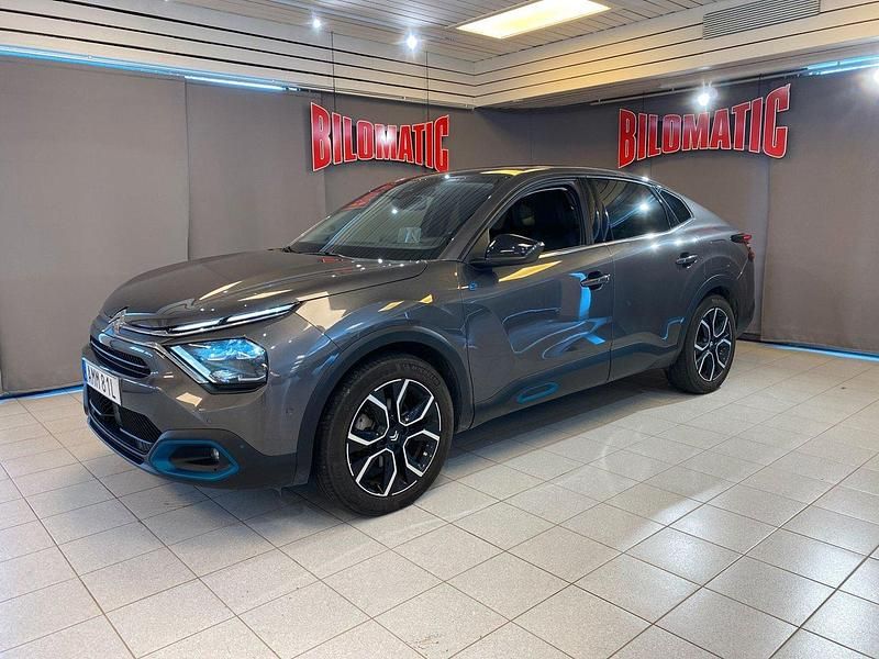 Grå Begagnad 2023 Citroën e-C4 Exclusive Sedan | 259 800 kr (Marknadspris) - Bild 1/4