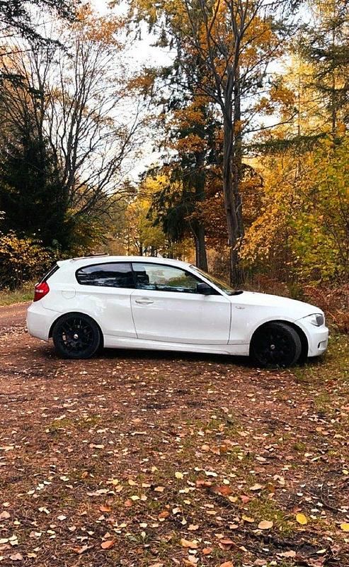 Vit Begagnad 2010 BMW 120 Advantage Halvkombi | 50 000 kr (Marknadspris) - Bild 1/4