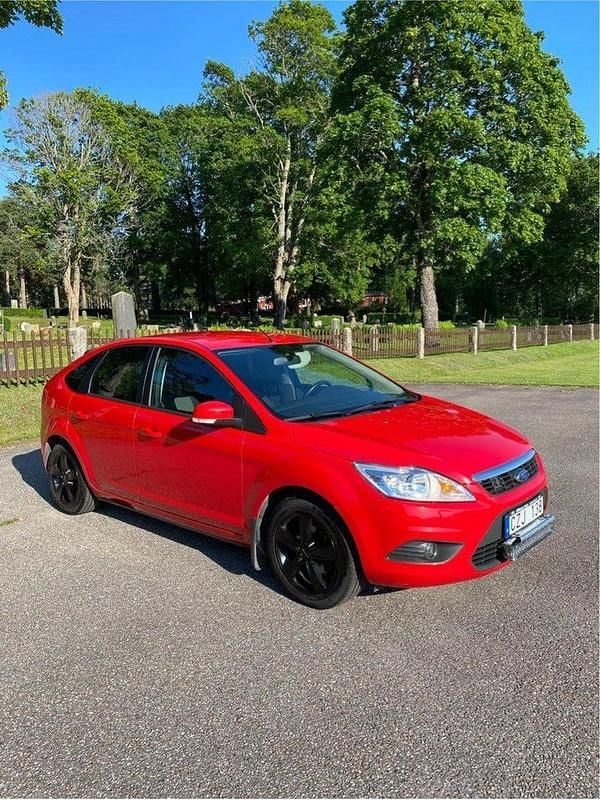 Röd Begagnad 2011 Ford Focus Halvkombi | 62 000 kr (Marknadspris) - Bild 1/4