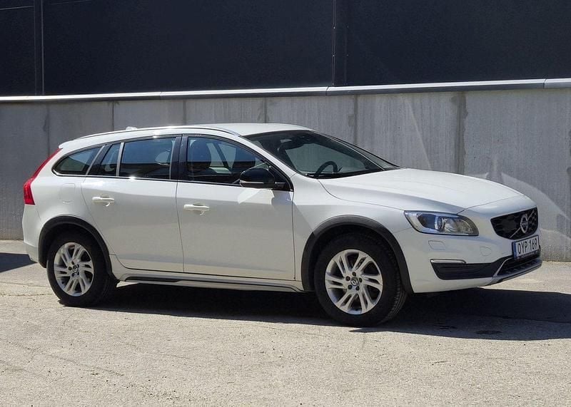 Vit Begagnad 2018 Volvo V60 CC Momentum Kombi | 189 000 kr (Bra pris) - Bild 1/4