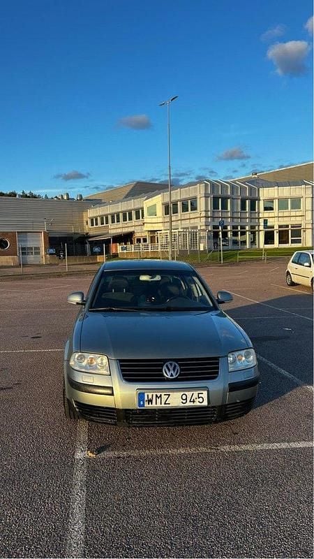 Grå Begagnad 2005 VW Passat Trendline Sedan | 15 500 kr (Superpris) - Bild 1/4