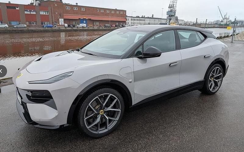 Grå Begagnad 2023 Lotus Eletre SUV | 959 000 kr - Bild 1/4