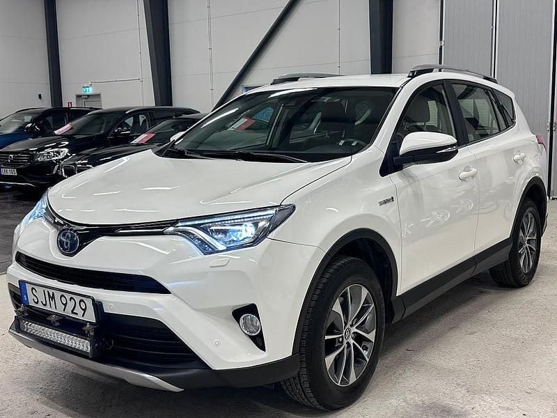 Vit Begagnad 2018 Toyota RAV4 Hybrid Active SUV | 254 700 kr (Marknadspris) - Bild 1/4