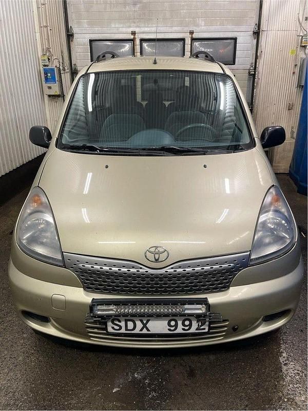 Begagnad 2001 Toyota Yaris Verso Minibuss | 19 900 kr (Marknadspris) - Bild 1/4