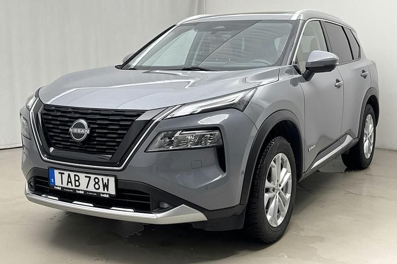 Ljusgrå Begagnad 2023 Nissan X-Trail 360º SUV | 349 000 kr (Superpris) - Bild 1/4