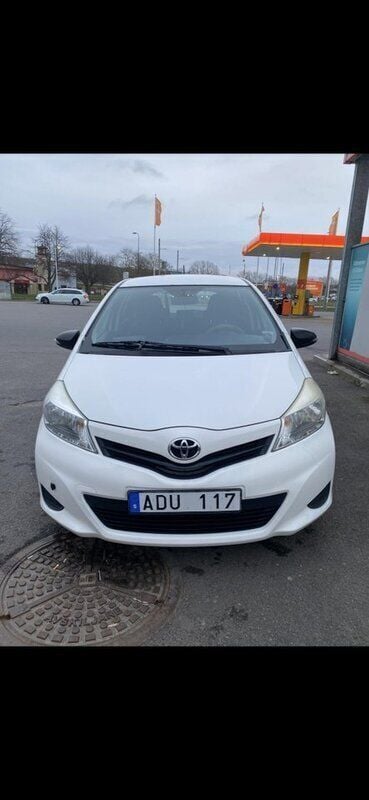 Vit Begagnad 2012 Toyota Yaris Life Halvkombi | 52 499 kr (Marknadspris) - Bild 1/4