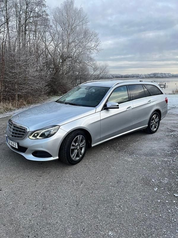 Iridiumsilver metallic Begagnad 2014 Mercedes E220 Kombi | 132 500 kr (Marknadspris) - Bild 1/4