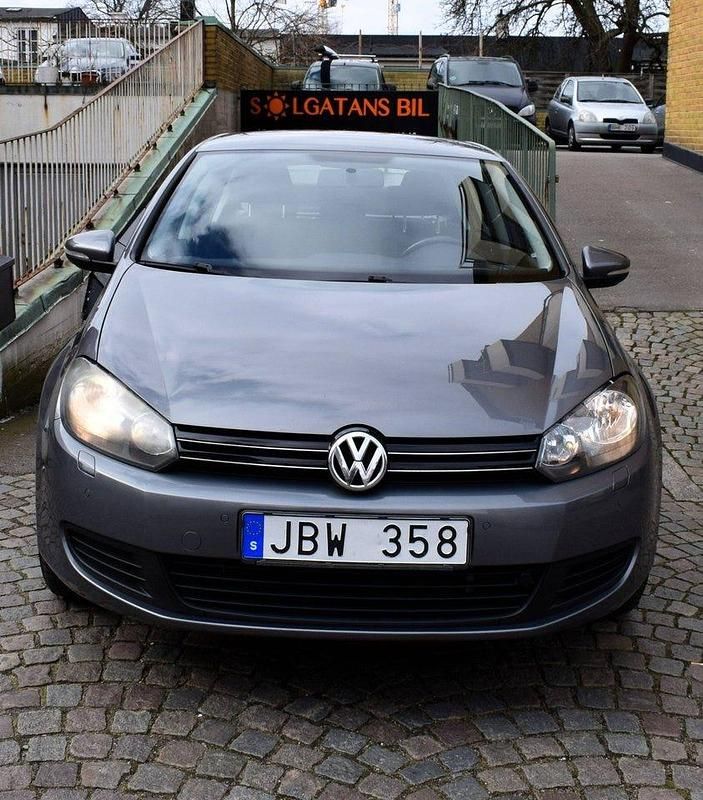 Grå Begagnad 2011 VW Golf VI Halvkombi | 64 800 kr (Marknadspris) - Bild 1/4