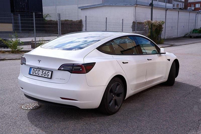 Vit Begagnad 2021 Tesla Model 3 Standard Range Plus Sedan | 245 000 kr (Marknadspris) - Bild 1/4