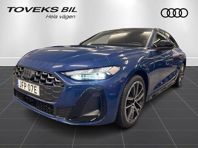 Blå (ascariblå metallic) Ny 2025 Audi A5 Sportback S-Line Halvkombi | 739 000 kr - Bild 1/4