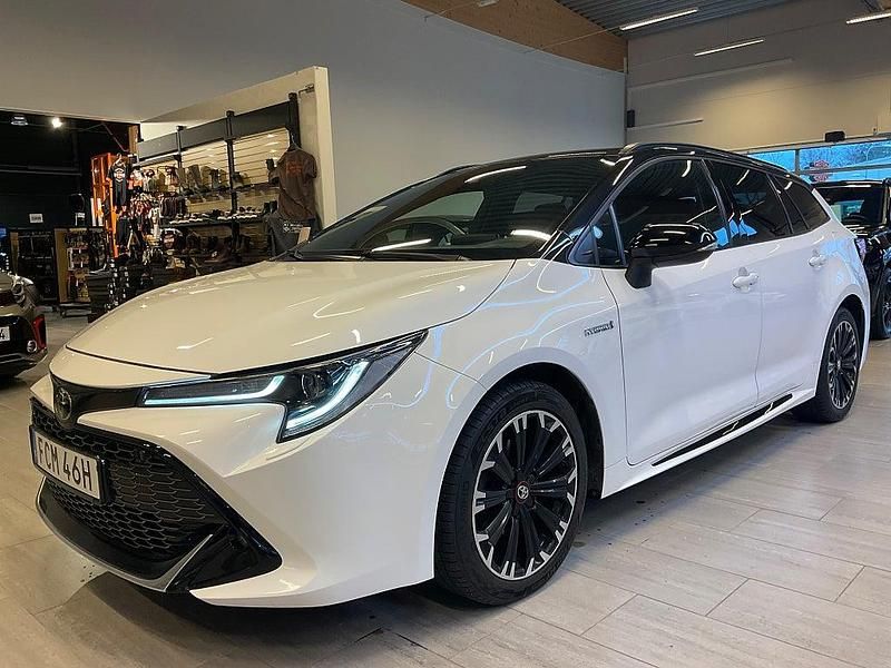 Vit Begagnad 2021 Toyota Corolla Sport Kombi | 258 000 kr (Marknadspris) - Bild 1/4