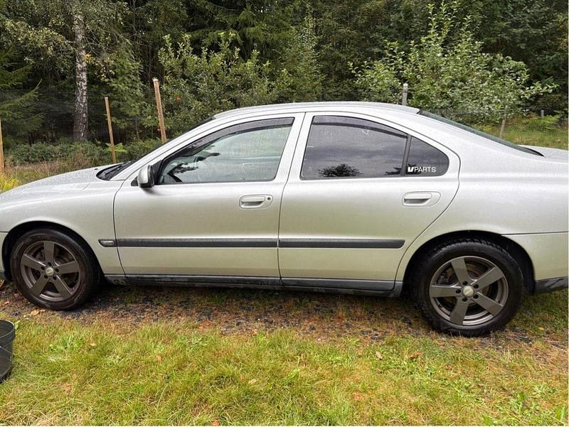 Grå Begagnad 2003 Volvo S60 Business Edition Sedan | 15 000 kr (Bra pris) - Bild 1/4