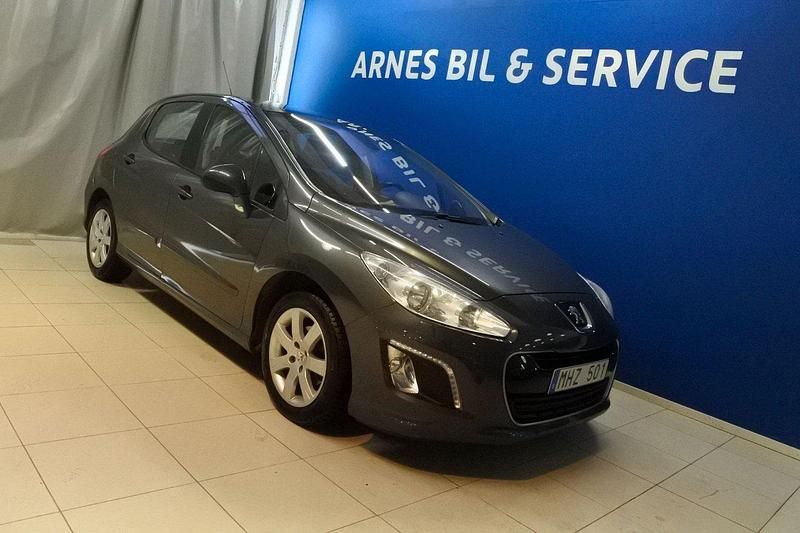 Mörkgrå (grå) Begagnad 2012 Peugeot 308 Premium Halvkombi | 64 900 kr (Marknadspris) - Bild 1/4